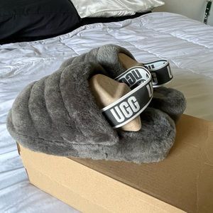 UGG SLIPPERS